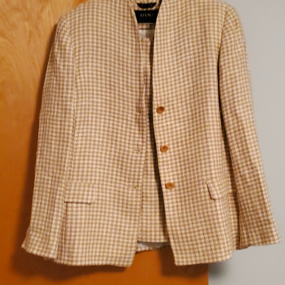 Size 14 NWOT skirt suit. Flap pockets not real. 3 button jacket fully lined